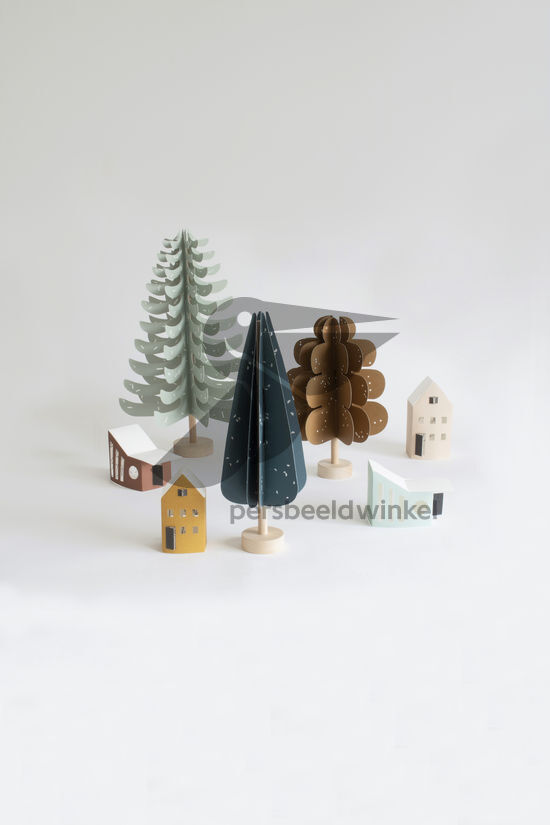 3 bomen en kleine huisjes